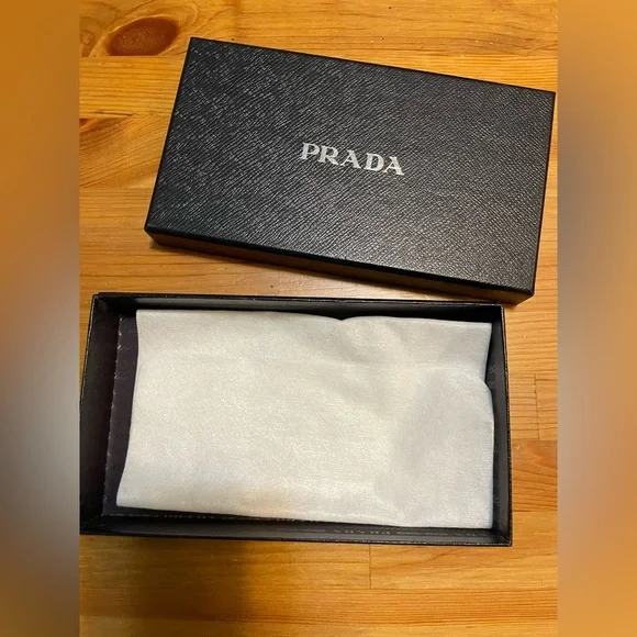 Prada box - Picture 2 of 6
